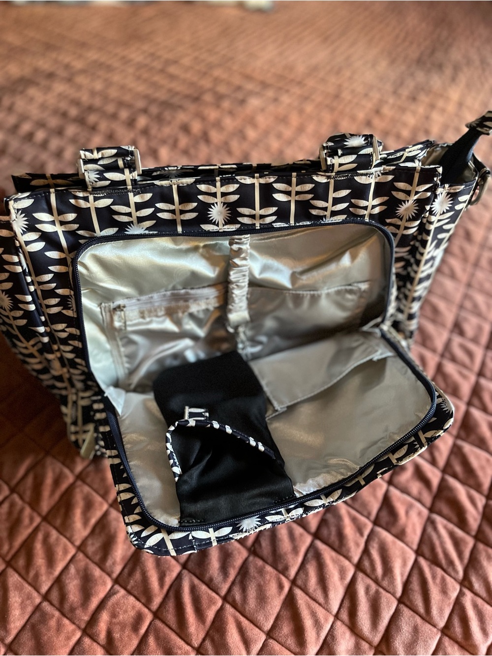 JuJuBe Be Classy diaper bag in the "Dandy Lines" print NEW without tags - Picture 14 of 15